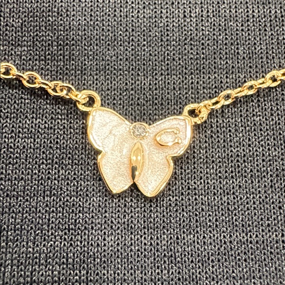 COACH
Signature Butterfly Short Pendant Necklace - Picture 4 of 15